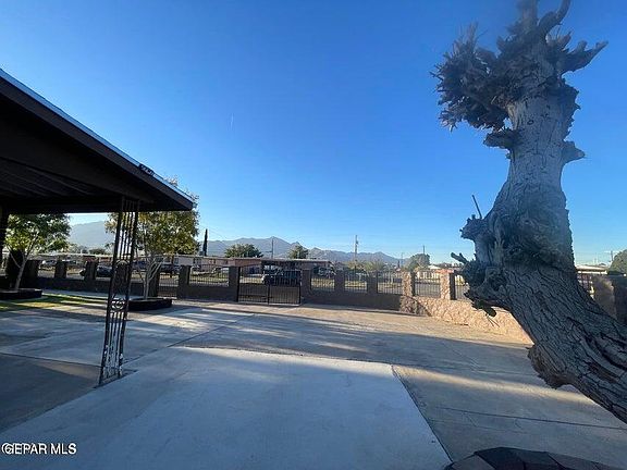 3rd image of 5232 Pikes Peak Dr