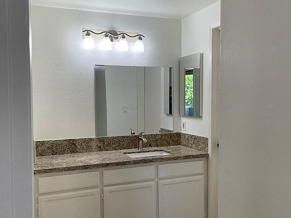 3rd image of 13720 Moorpark St #102