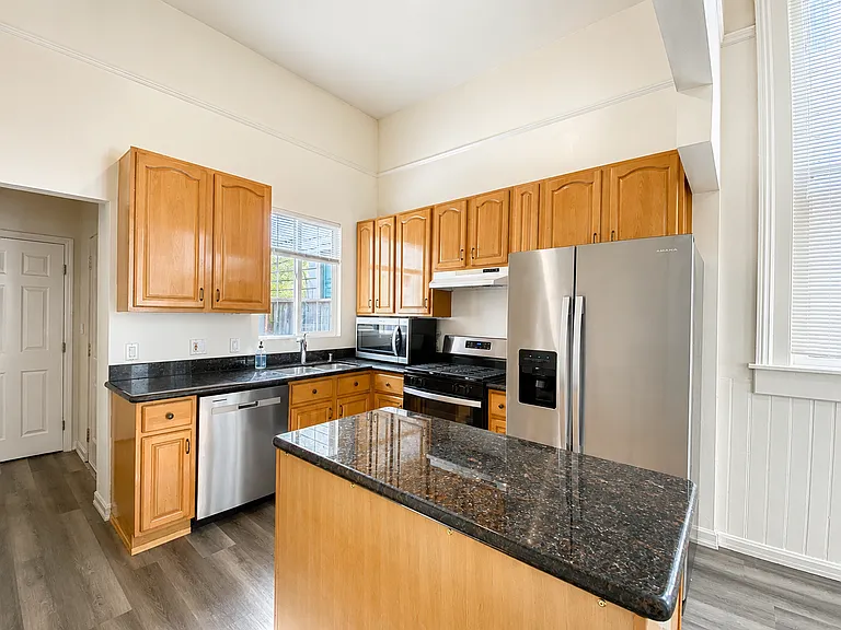241 Waller St — Photo 13
