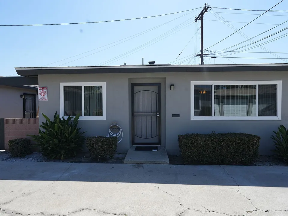 5157-5205 1/2 Santa Ana St