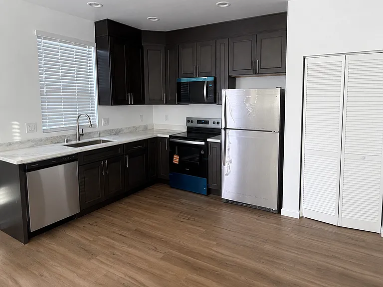 7112-14 Hyatt St #7114 — Photo 3