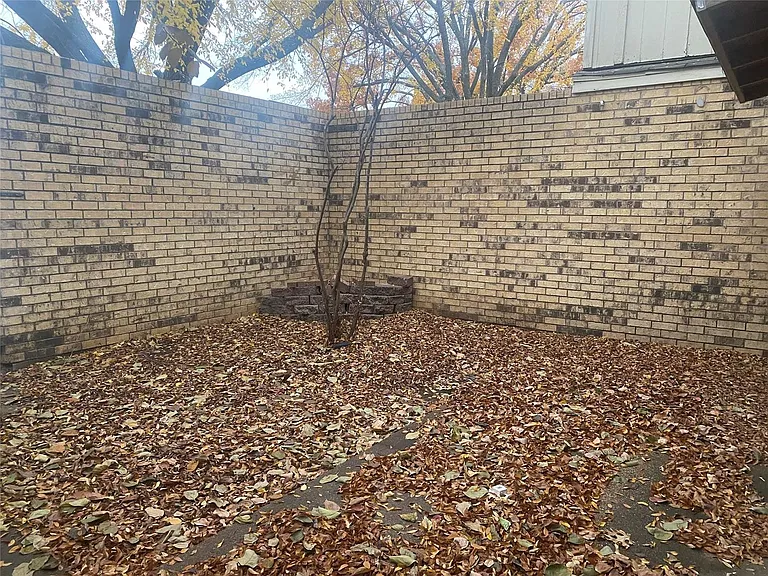 501 Towne House Ln — Photo 2