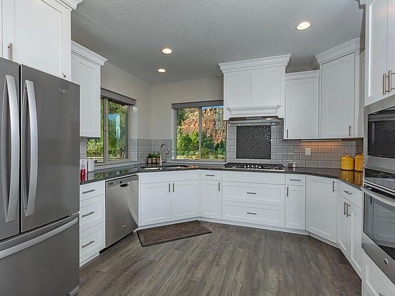4th image of 398 E Main St #Townhouse