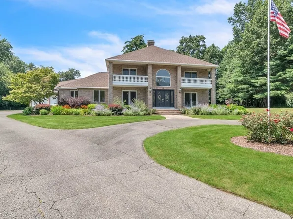 48 Wellington Dr, East Longmeadow, MA 01028