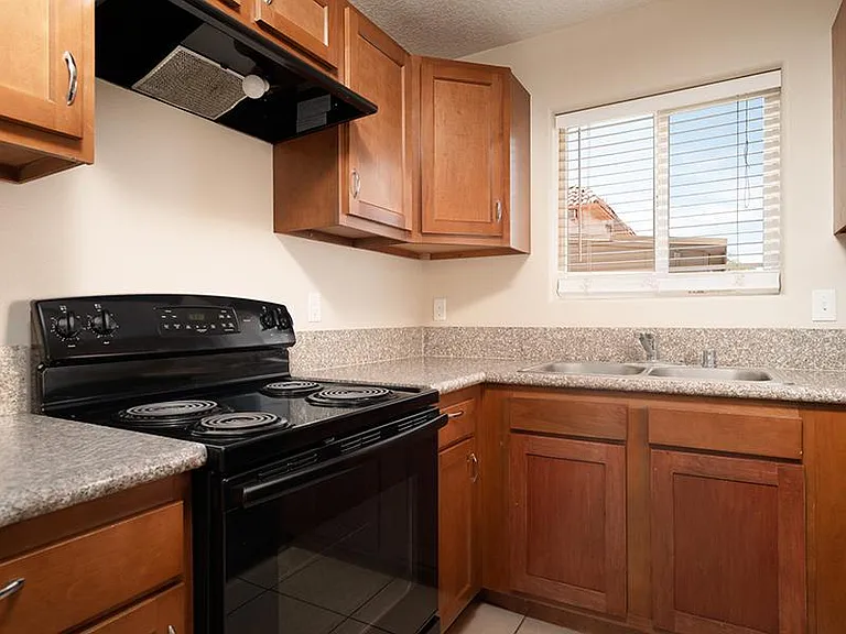 Kitchen|2-Bedroom 2-Bathroom Apartment Homes | Coronado Townhomes
