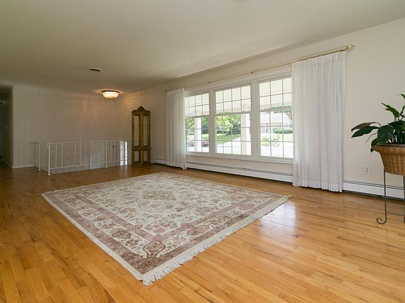 4th image of 975 Hillbrook Dr