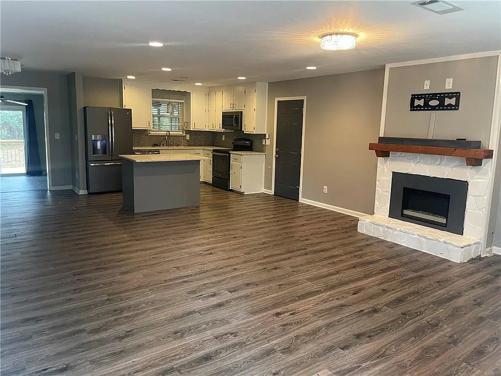 3 bed, 2.0 bath, 1514 sqft, $2,100 — Photo 2