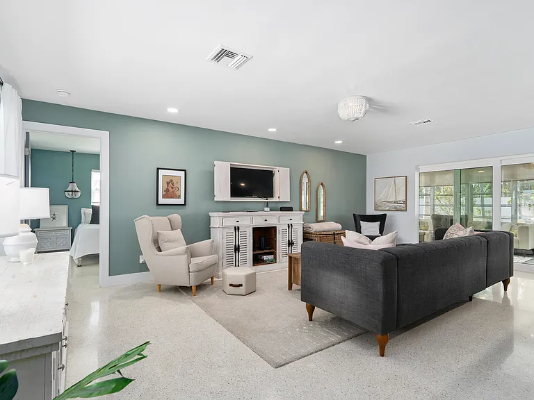 330 N Tessier Dr — Photo 10
