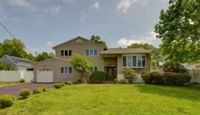 9 Gibbs Rd — Photo 1