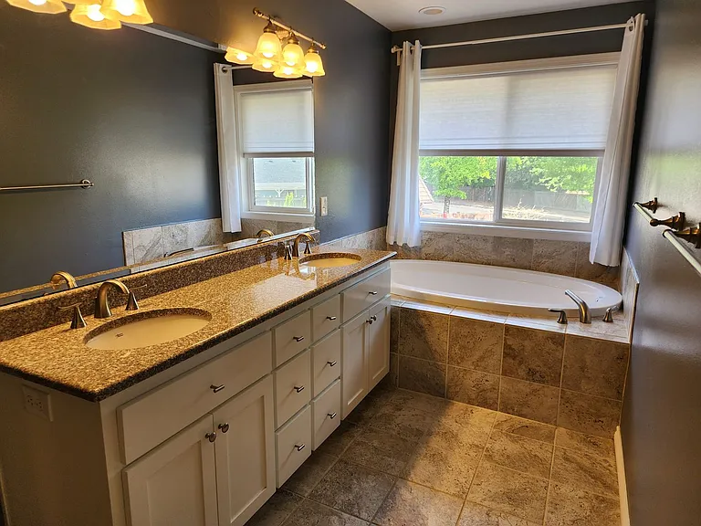 1592 Kingston Way — Photo 27