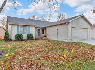 5709 SW Quail Cove Cir, Topeka, KS 66614