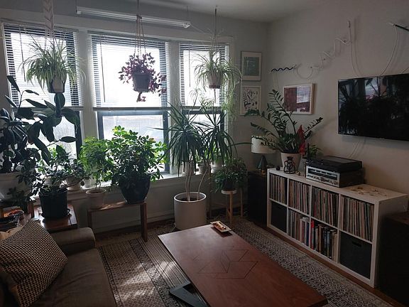 2nd image of 2556 N Hamlin Ave #1