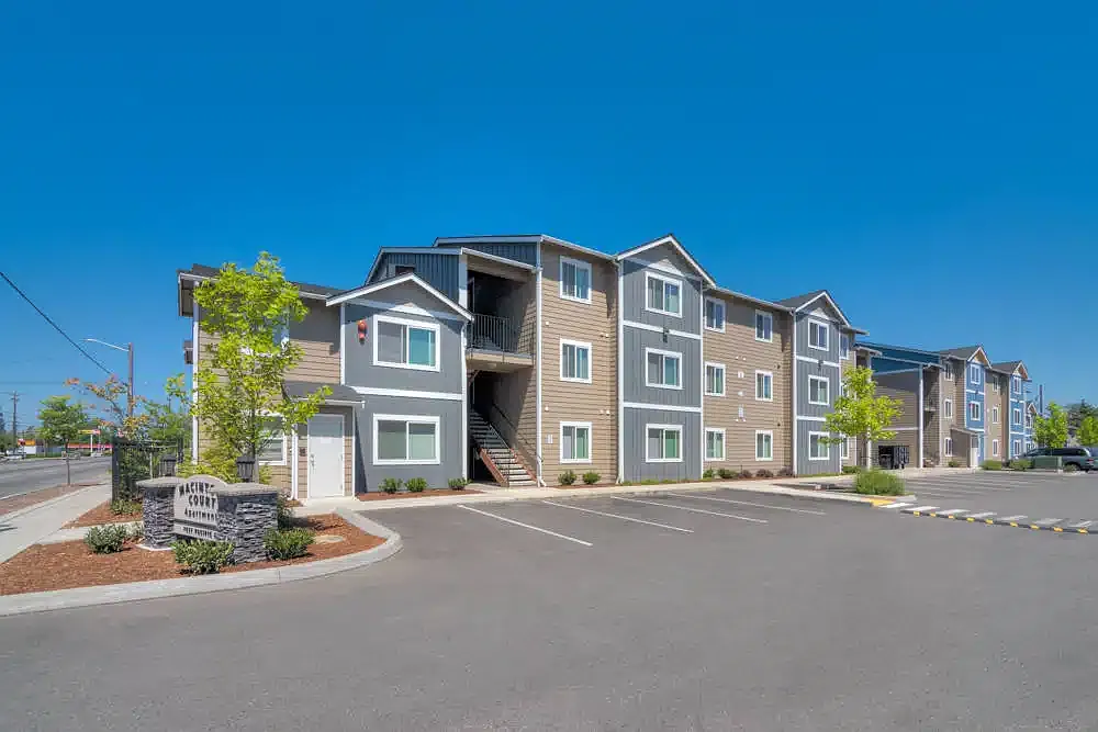 Macintosh Court Apartments — Photo 1