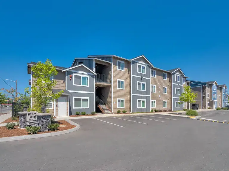 Macintosh Court Apartments — Photo 1