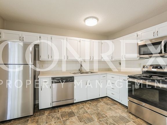 5th image of 1301 N Redwood Dr