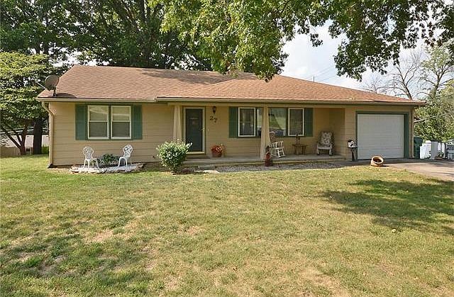 1st image of 27 Maple Dr