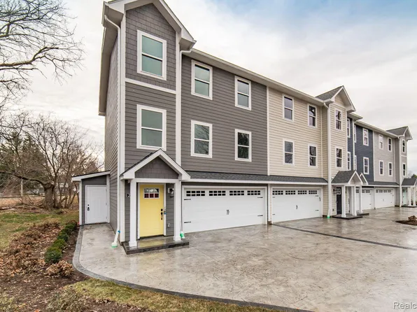 206 Oakwood St, Holly, MI 48442