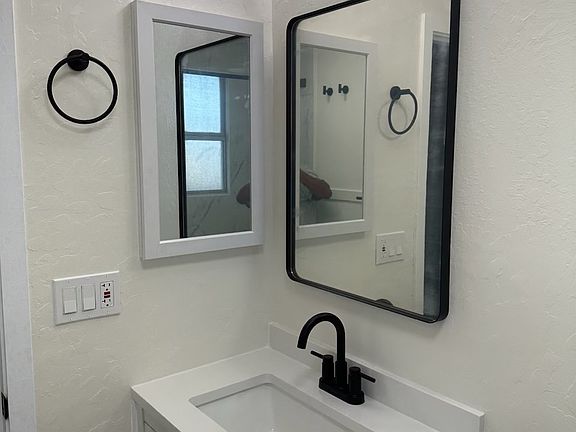 4th image of 80 Martin Dr