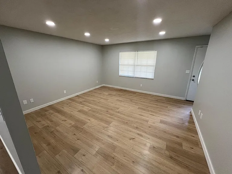 1512 W Winnemissett Ave — Photo 5