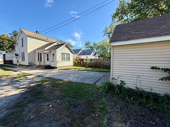 3rd image of 1231 Sanford St