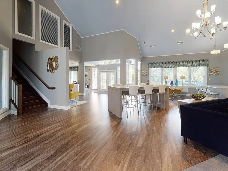 Montclair Apartments — Photo 18