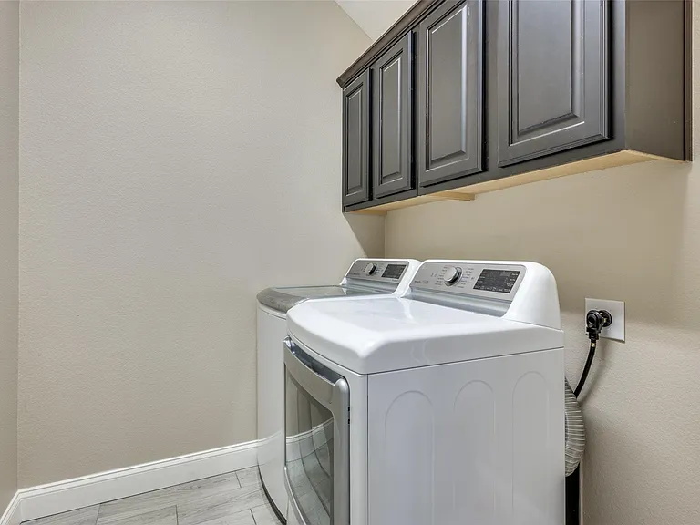 4068 Winsor Dr — Photo 18