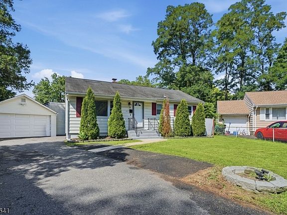 3rd image of 77 Deborah Ct