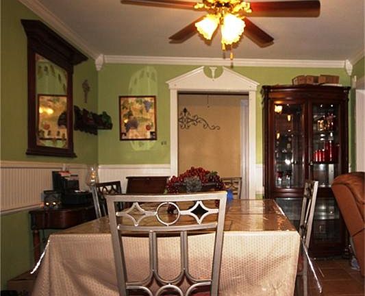 THIS ROOM MEASURES APPROX 11 X 15