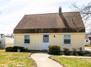 18 Cobble Ln, Levittown, NY 11756