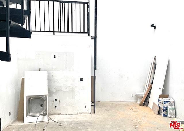 1st image of 553 Rose Ave #8
