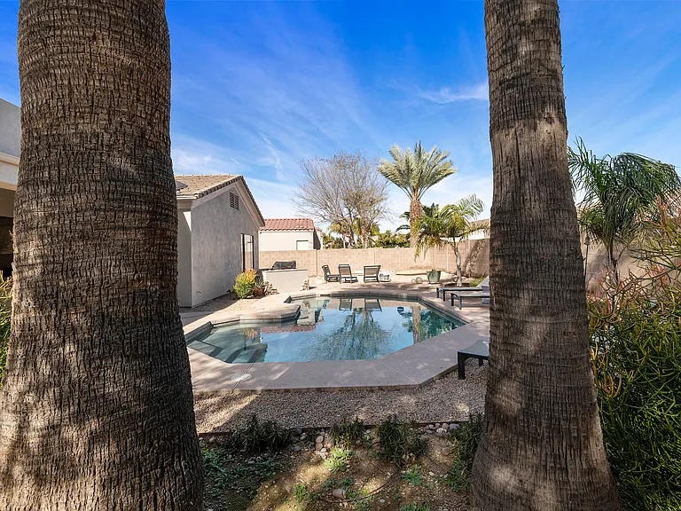 442 W Carob Dr — Photo 3