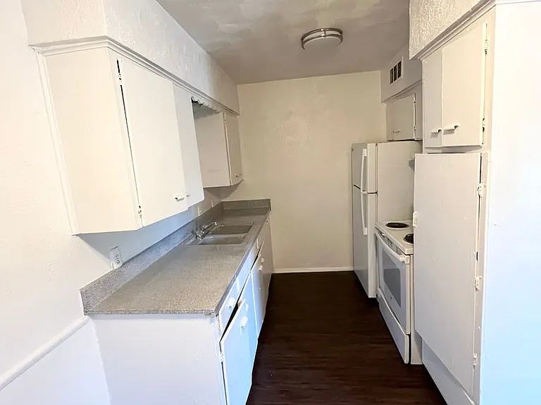 4810 Gaston Ave — Photo 35