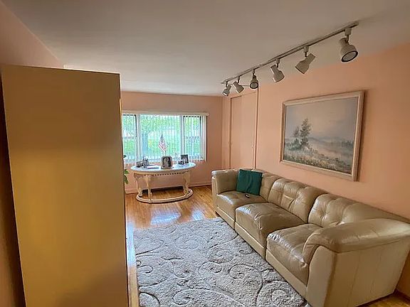 3rd image of 367 Bay 8 St #2B