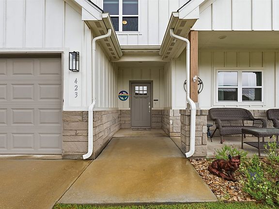4th image of 423 Redbud Ln