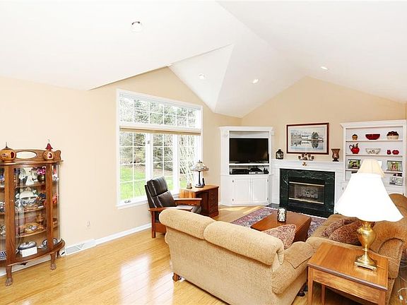 4th image of 5565 Country Club Ln