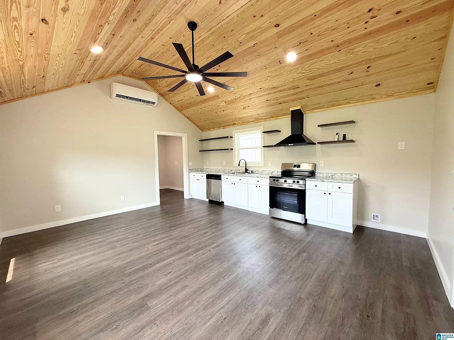 2 bed, 1.0 bath, 720 sqft, $1,300 — Photo 3