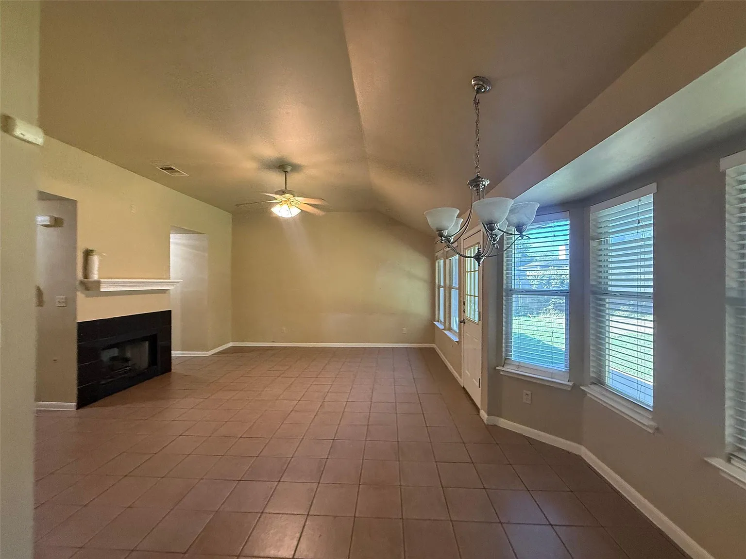 3 bed, 2.0 bath, 1232 sqft, $1,850 — Photo 3