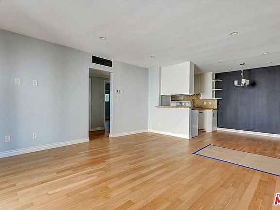 3rd image of 5726 Woodman Ave #4