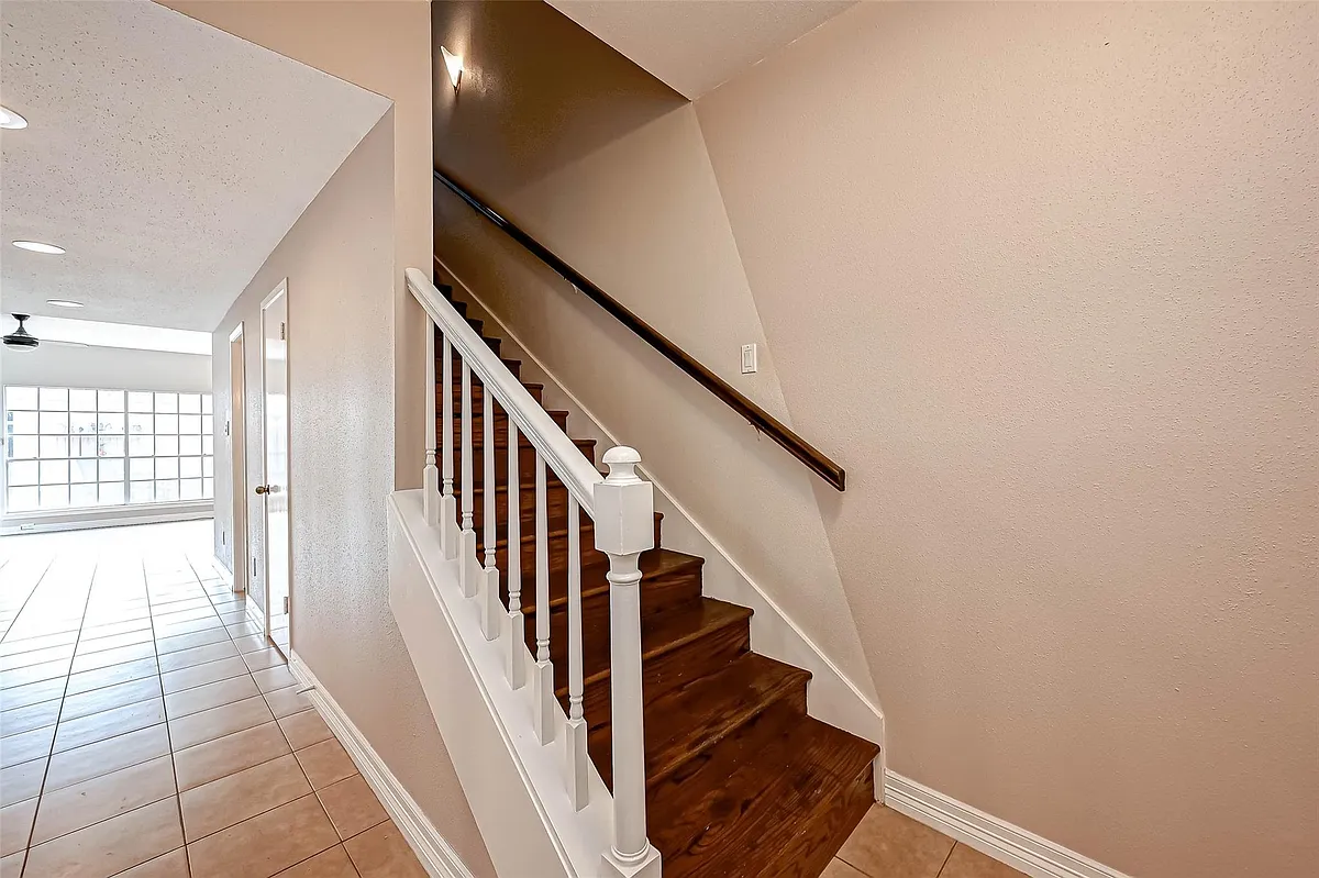 Building Photo - 2232 S Piney Point Rd #103