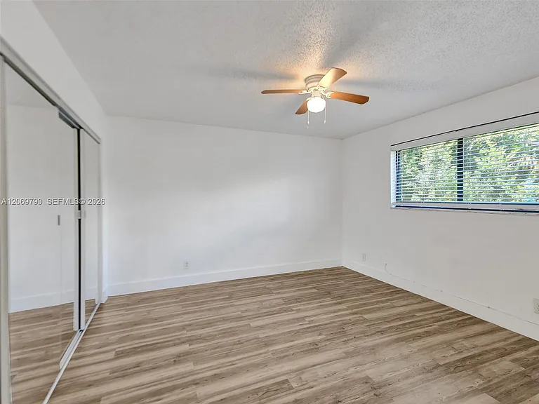114 SE 8th St #203 — Photo 20