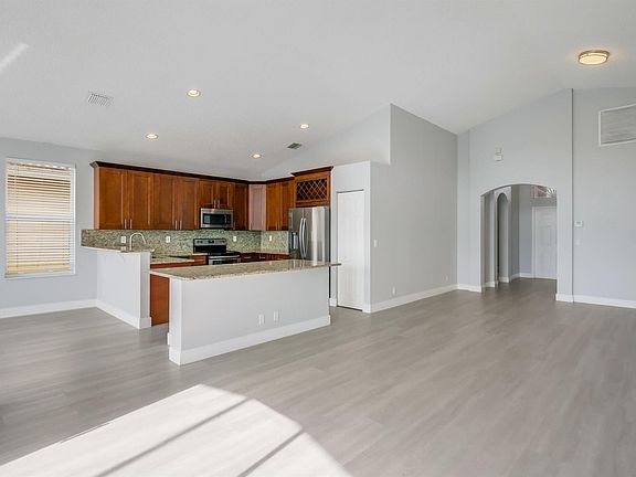 5th image of 9556 Lago Dr