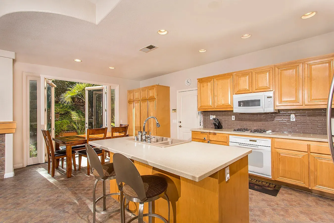 4 bed, 2.5 bath, 2323 sqft, $5,500 — Photo 2