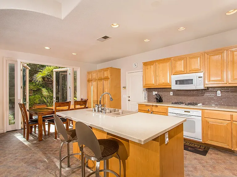 7127 Tanager Dr — Photo 2