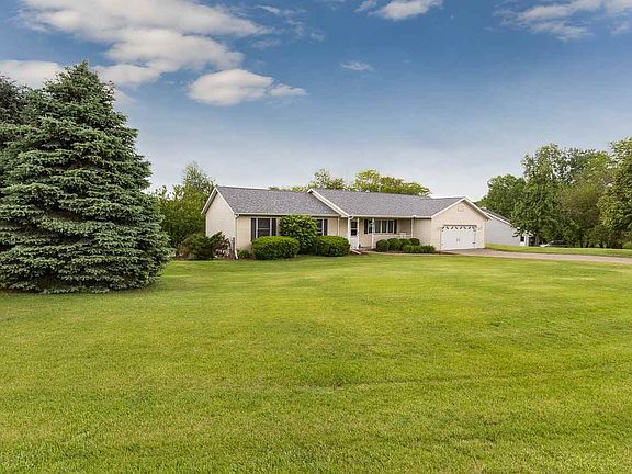 5th image of 32 Birchwood Dr
