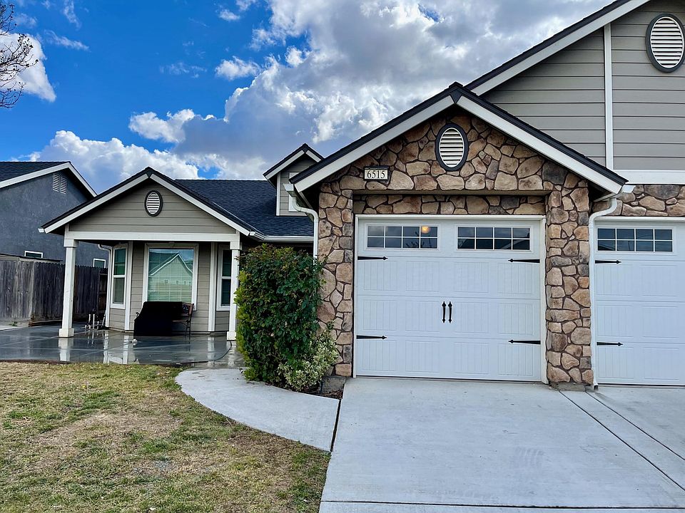 Beautiful front entrance in a beautiful neighborhood with park close by