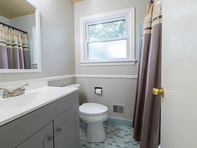 2nd floor primary bedroom en-suite full bathroom.
