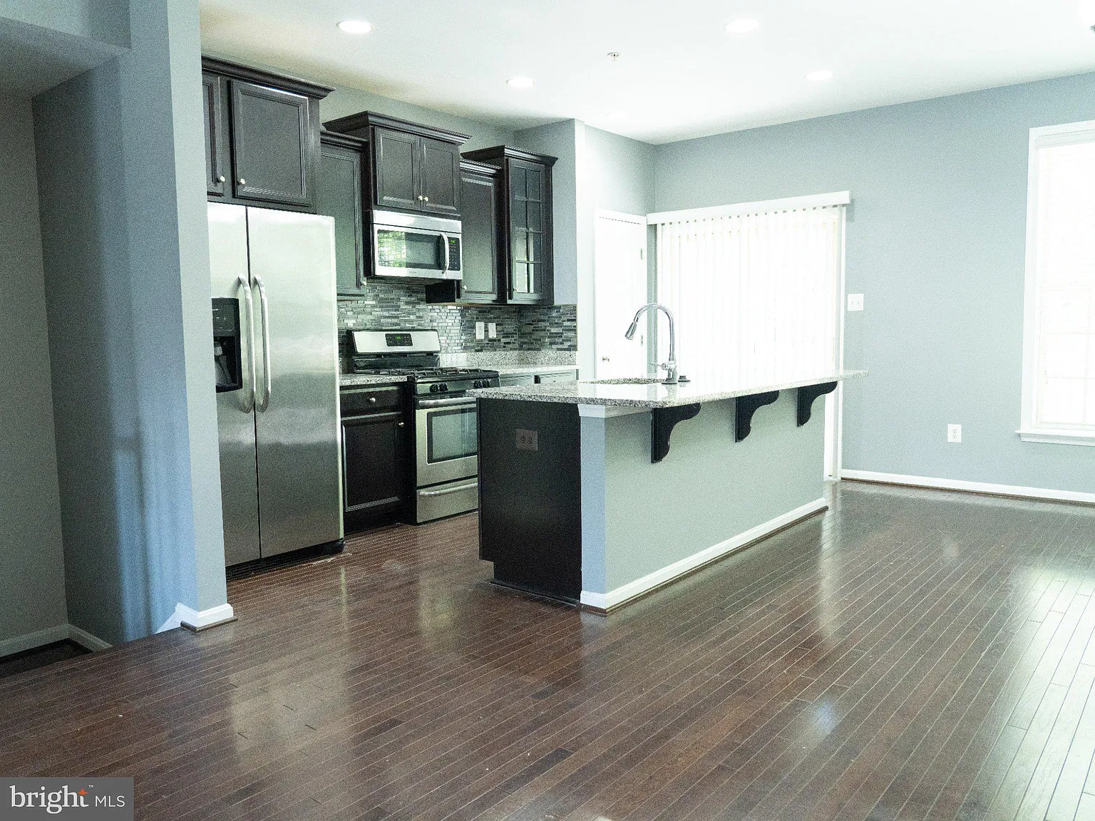 3 bed, 4.0 bath, 2400 sqft, $3,250 — Photo 4