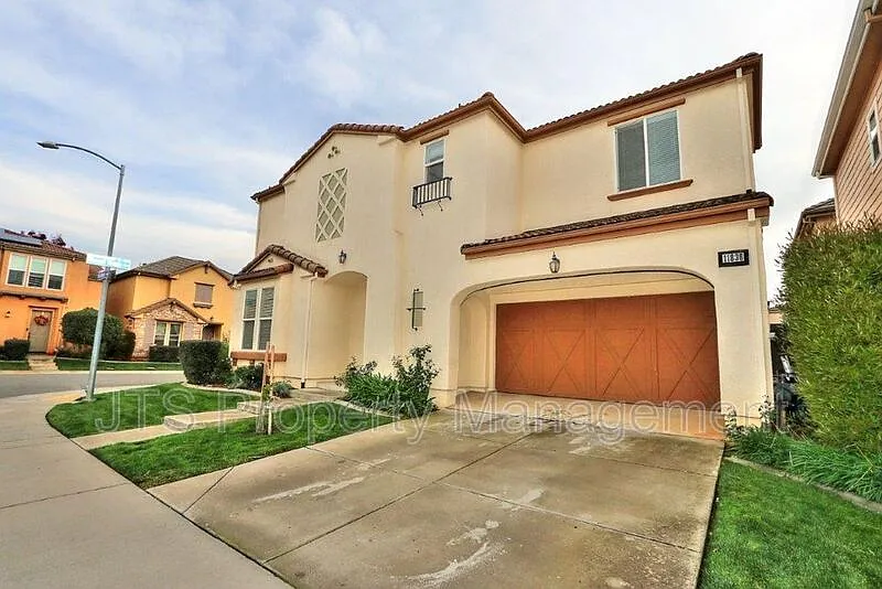 3 bed, 2.5 bath, 1345 sqft, $2,700 — Photo 2