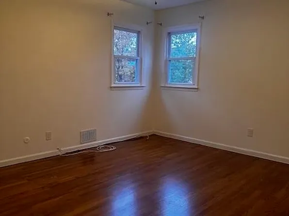 279 Avenue East image 9 of 11