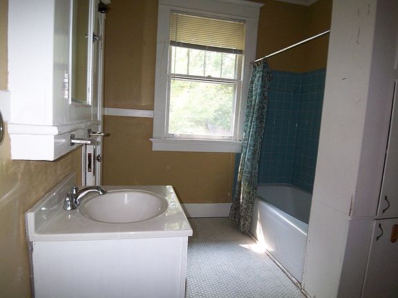 4th image of 727 Sampson Ave